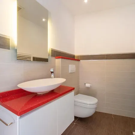 Luxury Lakefront Maisonette * レッツェノ