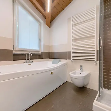 Luxury Lakefront Maisonette アパート レッツェノ