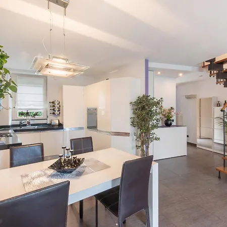 アパート Luxury Lakefront Maisonette *