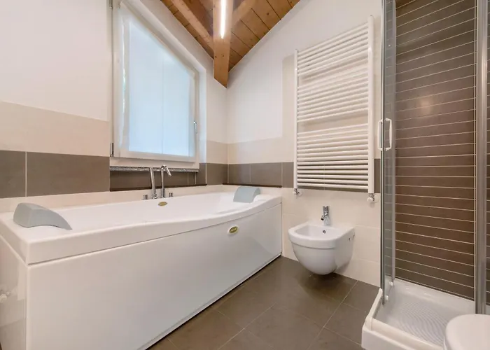 Luxury Lakefront Maisonette Апартаменты Лезено