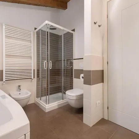 Luxury Lakefront Maisonette アパート レッツェノ