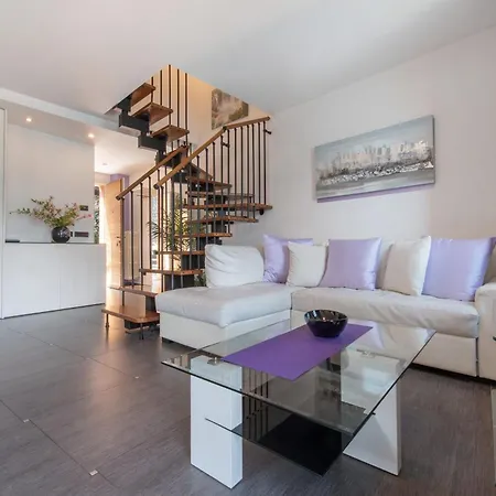 アパート Luxury Lakefront Maisonette